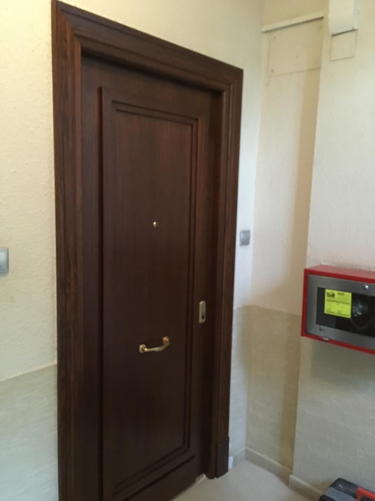 Puerta blindada en el barrio de Villa del Prado