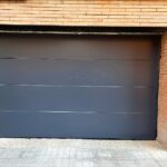 Puerta garaje seccional gris en Zaragoza